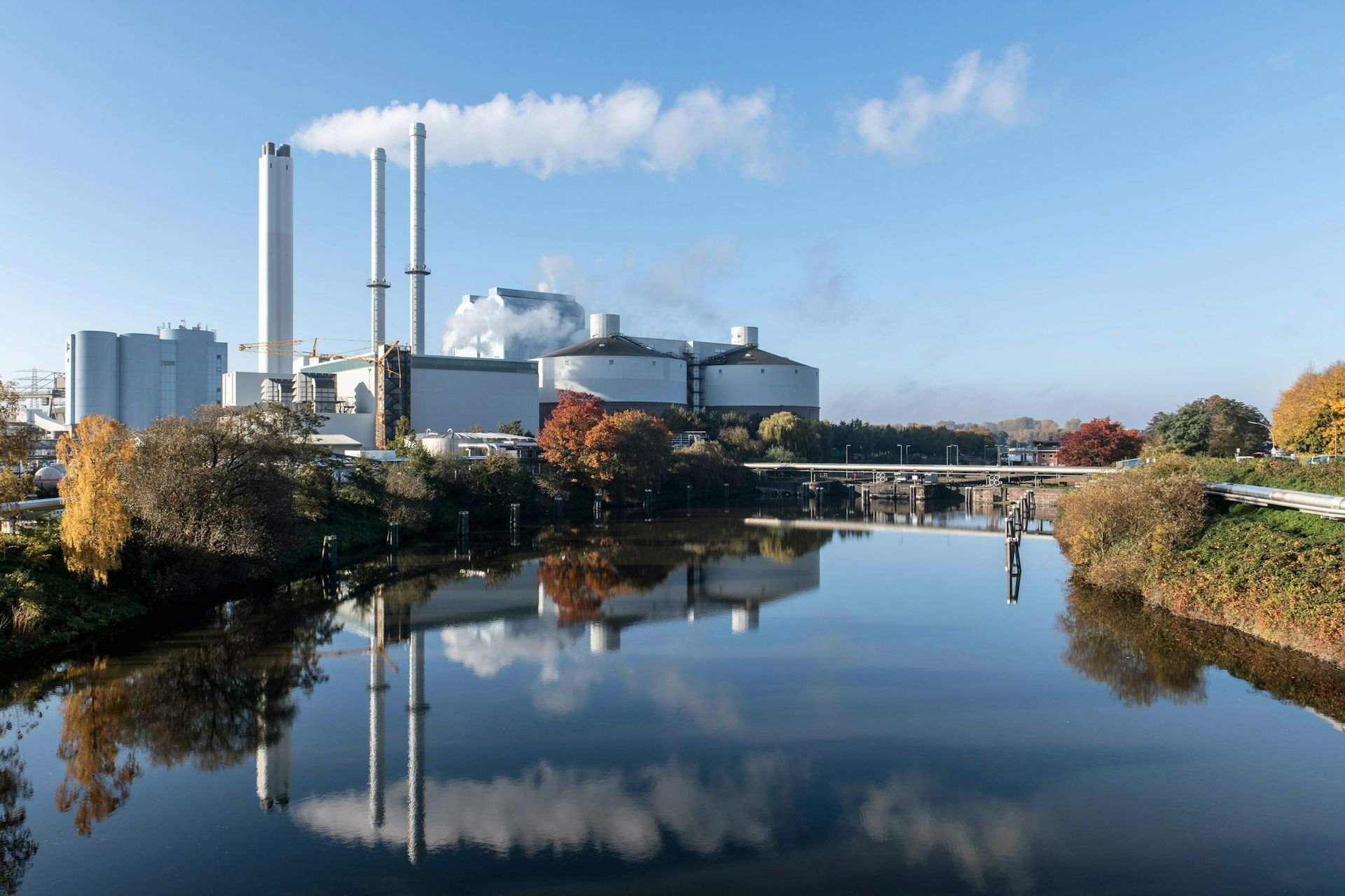 Industrieanlage am Fluss